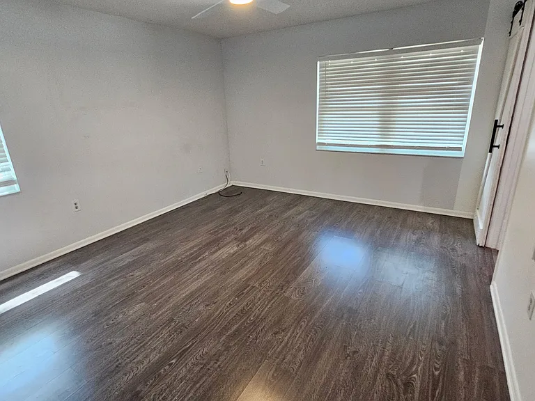 11127 Stafford Ln — Photo 4