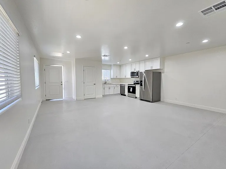 1205 W Mariposa Ave — Photo 6