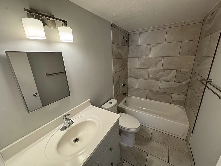 2590 W Robin Rd — Photo 2