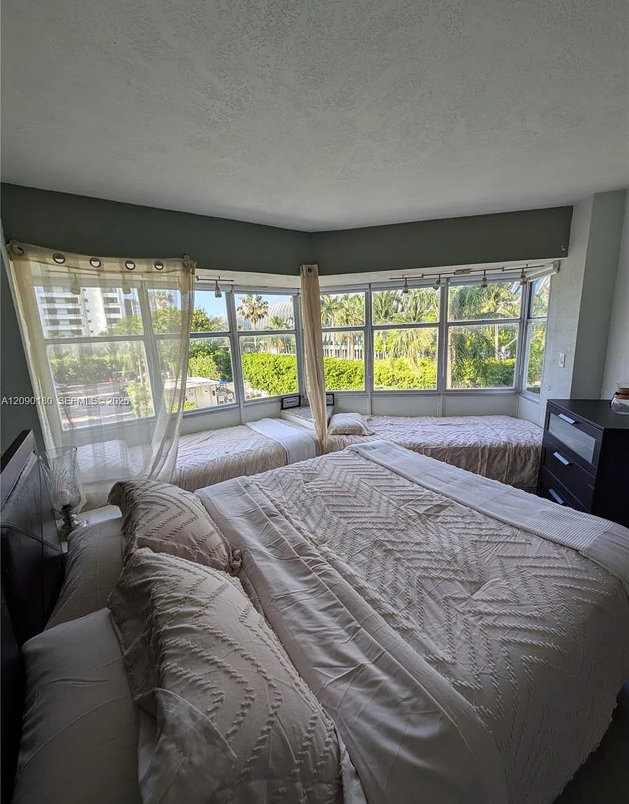Octagon Towers I Condo — Photo 4