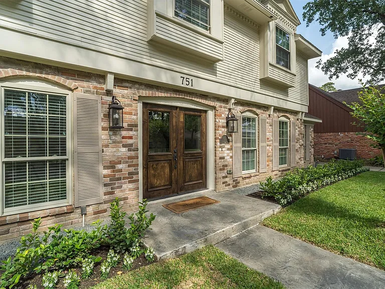 751 Bison Dr — Photo 2