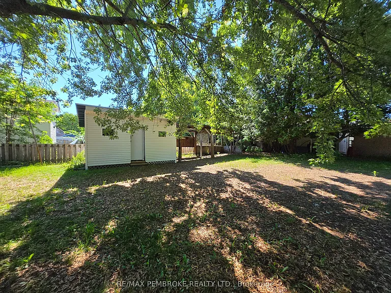 566 Perth St — Photo 18
