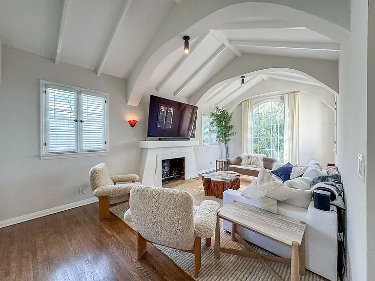 345 Westbourne Dr — Photo 7