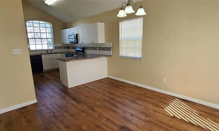 2411 Berkshire Ct — Photo 7