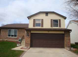 10 Oak Meadow Ct, Streamwood, IL 60107