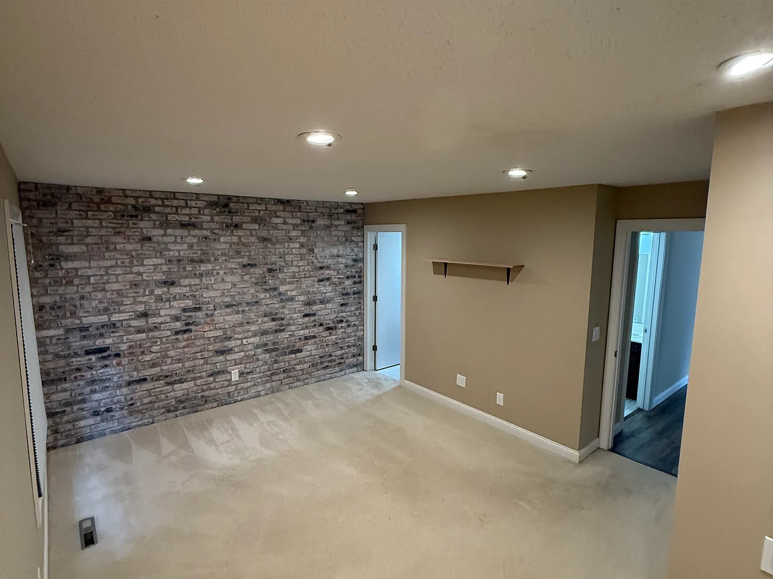 1181 Weston Ln N — Photo 3