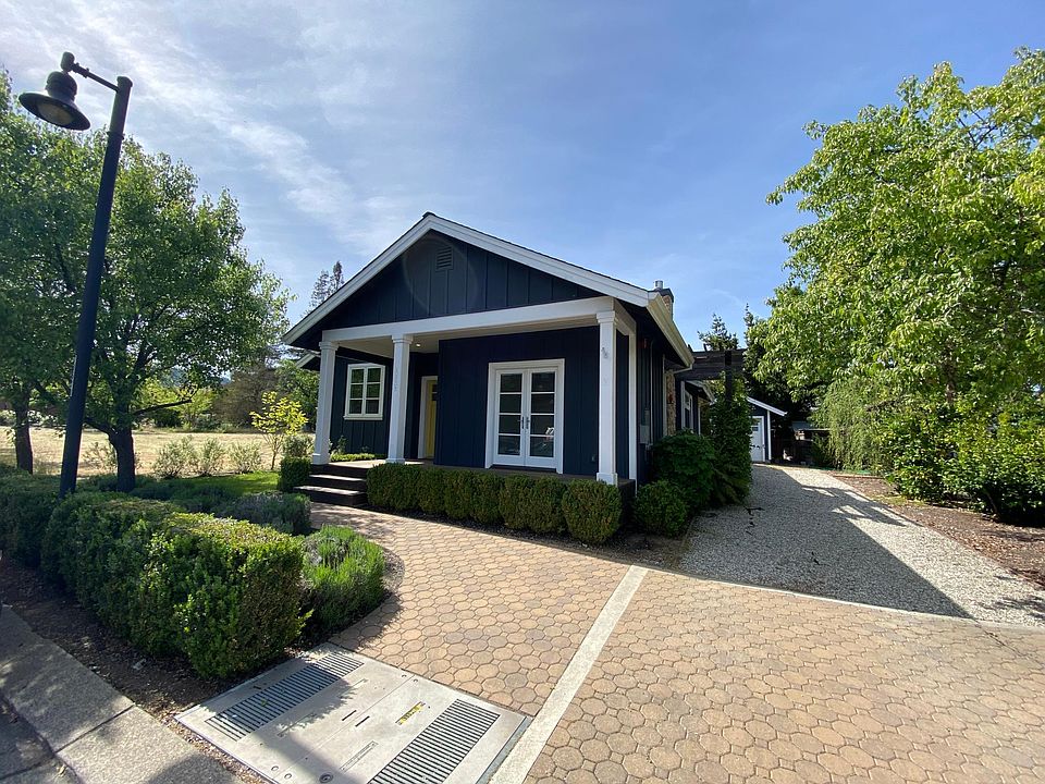 Adorable home located in the Heart of Yountville, just steps from fabulous restaurants, wine tasting rooms and shopping.