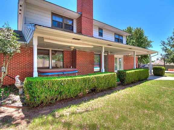 Covered patio across back 