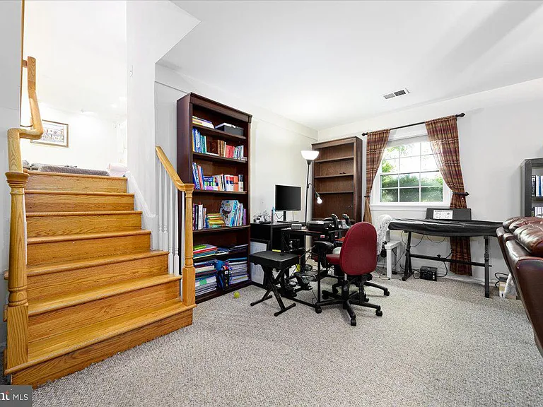 4 Sussex Ct — Photo 25