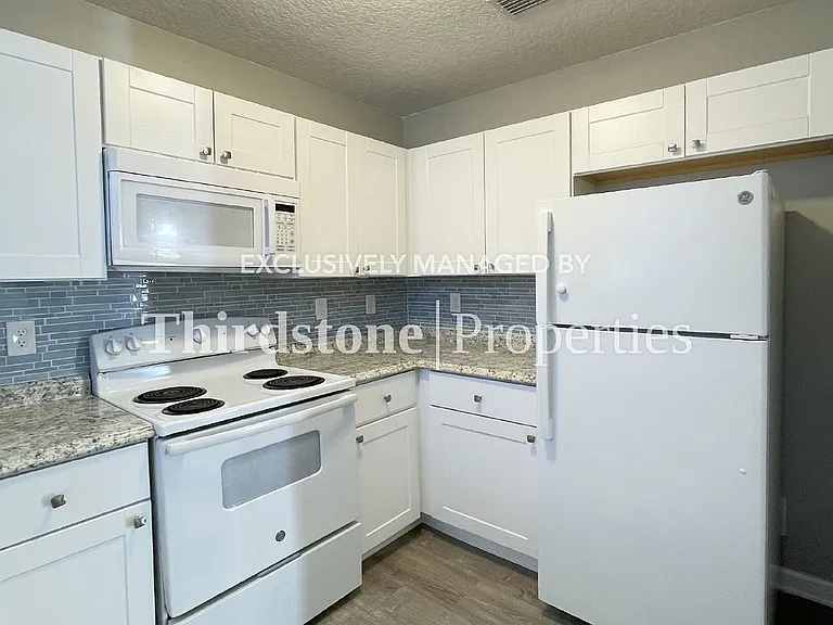 371 Smith St — Photo 4