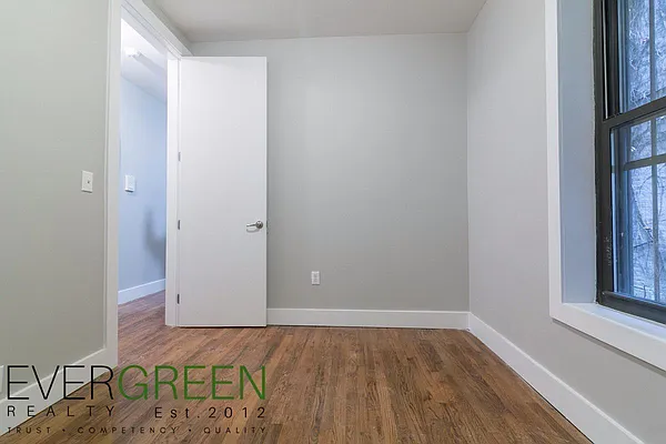 Rented by Evergreen Apartments BK | media 16