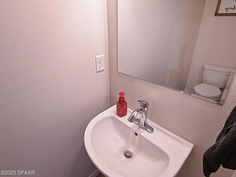 809 Thames Ct — Photo 12
