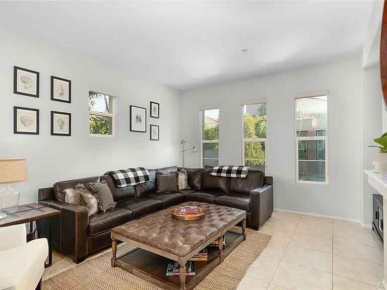 2944 Escala Cir — Photo 3