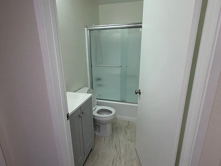 2935 Montrose Ave #104 — Photo 6