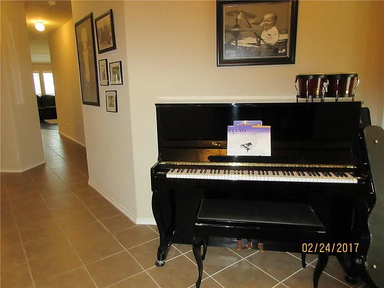 1110 Lubbock Ln — Photo 3