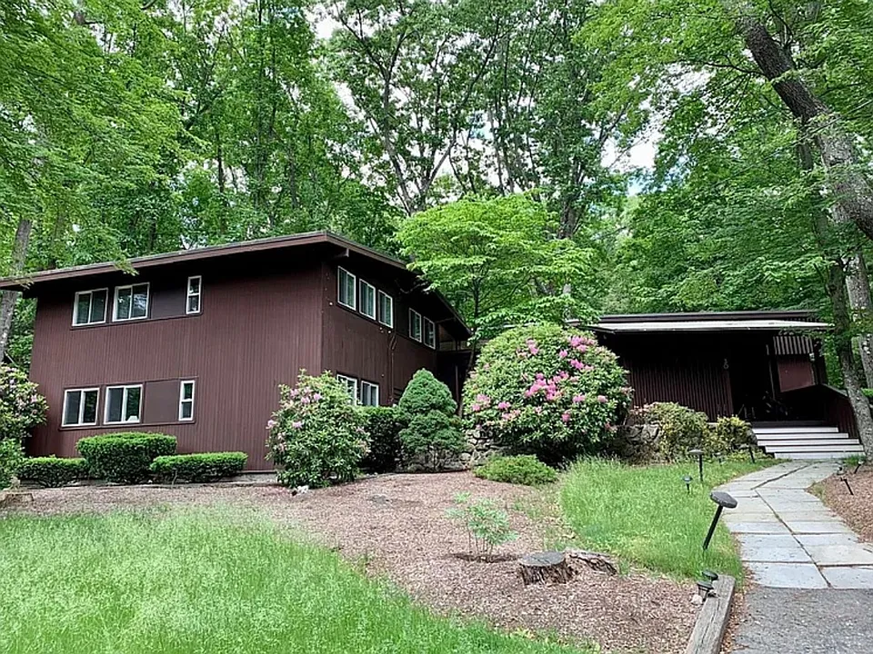 30 Peacock Farm Rd