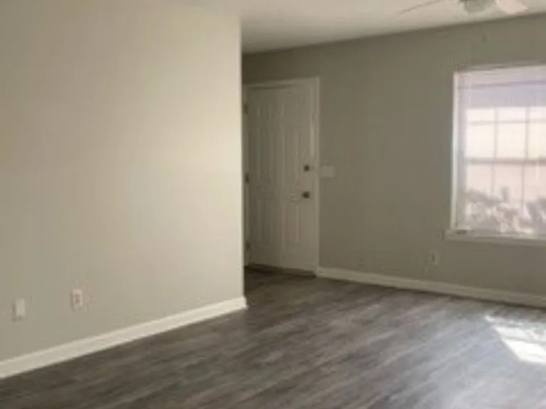 103 Woodley Dr — Photo 3