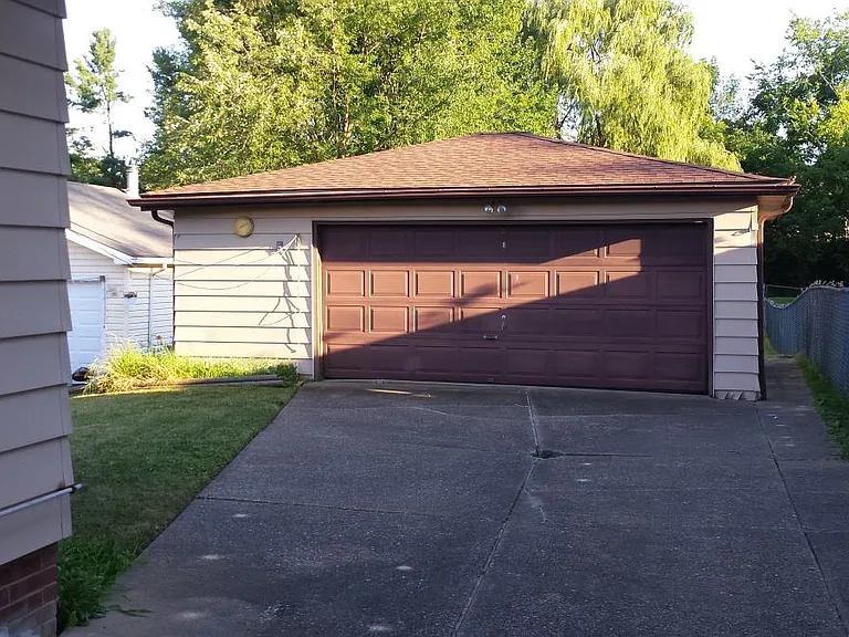 2 1/2 Car Garage