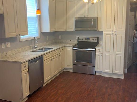 4th image of 2620-22 Lavender St