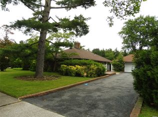 25 Sherwood Ln, Roslyn Heights, NY 11577