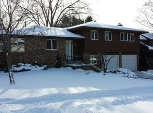 956 Kathleen Ct, Woodstock, IL 60098