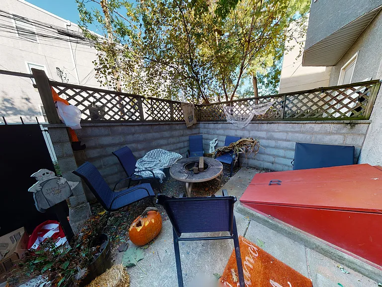 1523 Fontain St — Photo 8