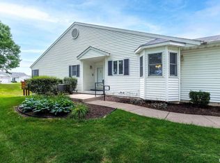 1106 Iowa Dr, Le Claire, IA 52753