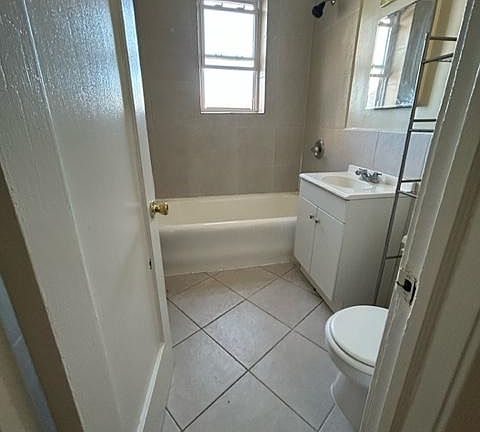5th image of 168 S Clinton St #D2