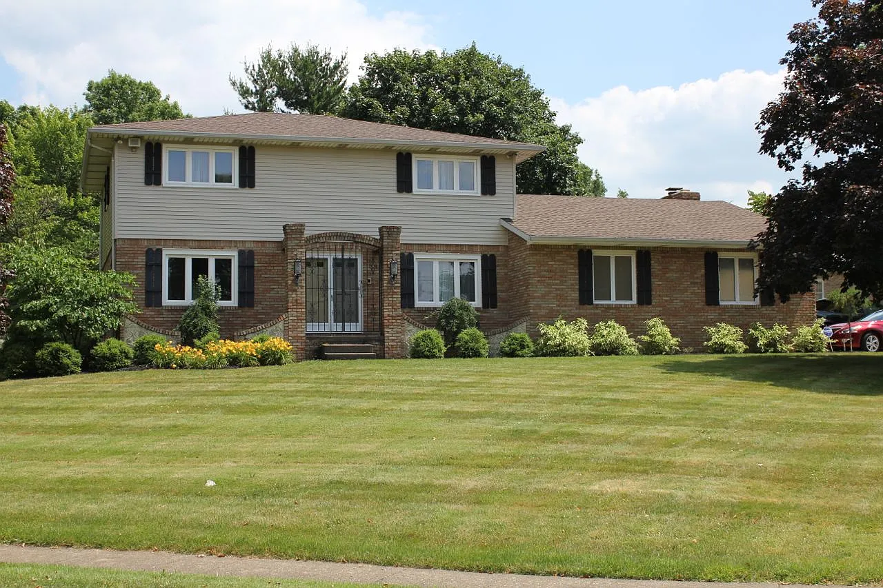 1208 Century Hill St photo 1