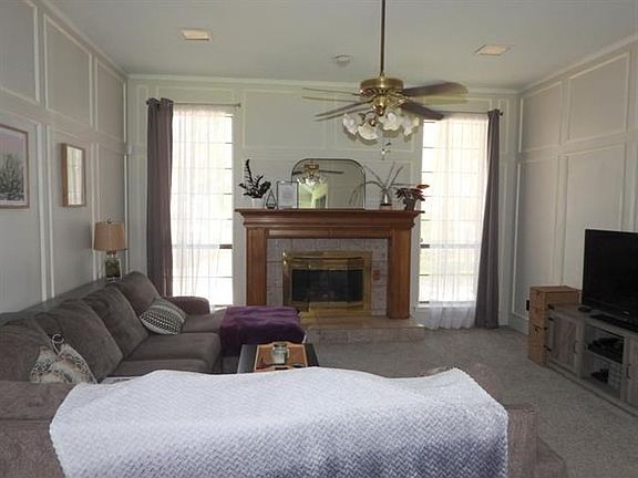 5th image of 555 Renee Ln