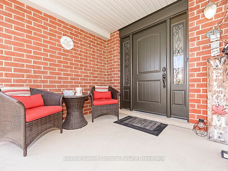 635 Commonwealth Cres — Photo 2