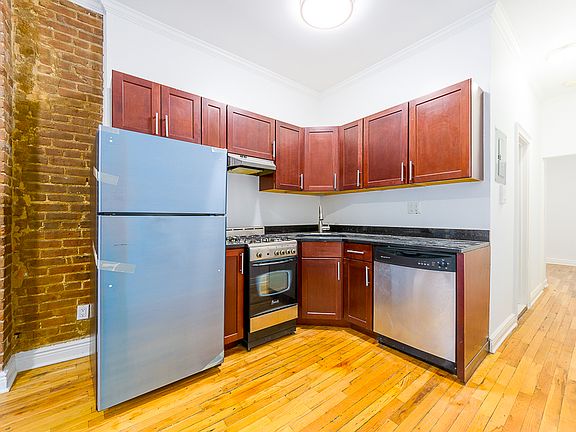 2nd image of 260 Saint James Pl APT 5A