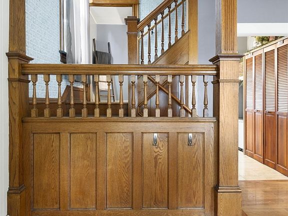 Look at this detail in the staircase!
