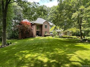 9017 Kelly Lake Dr, Clarkston, MI 48348