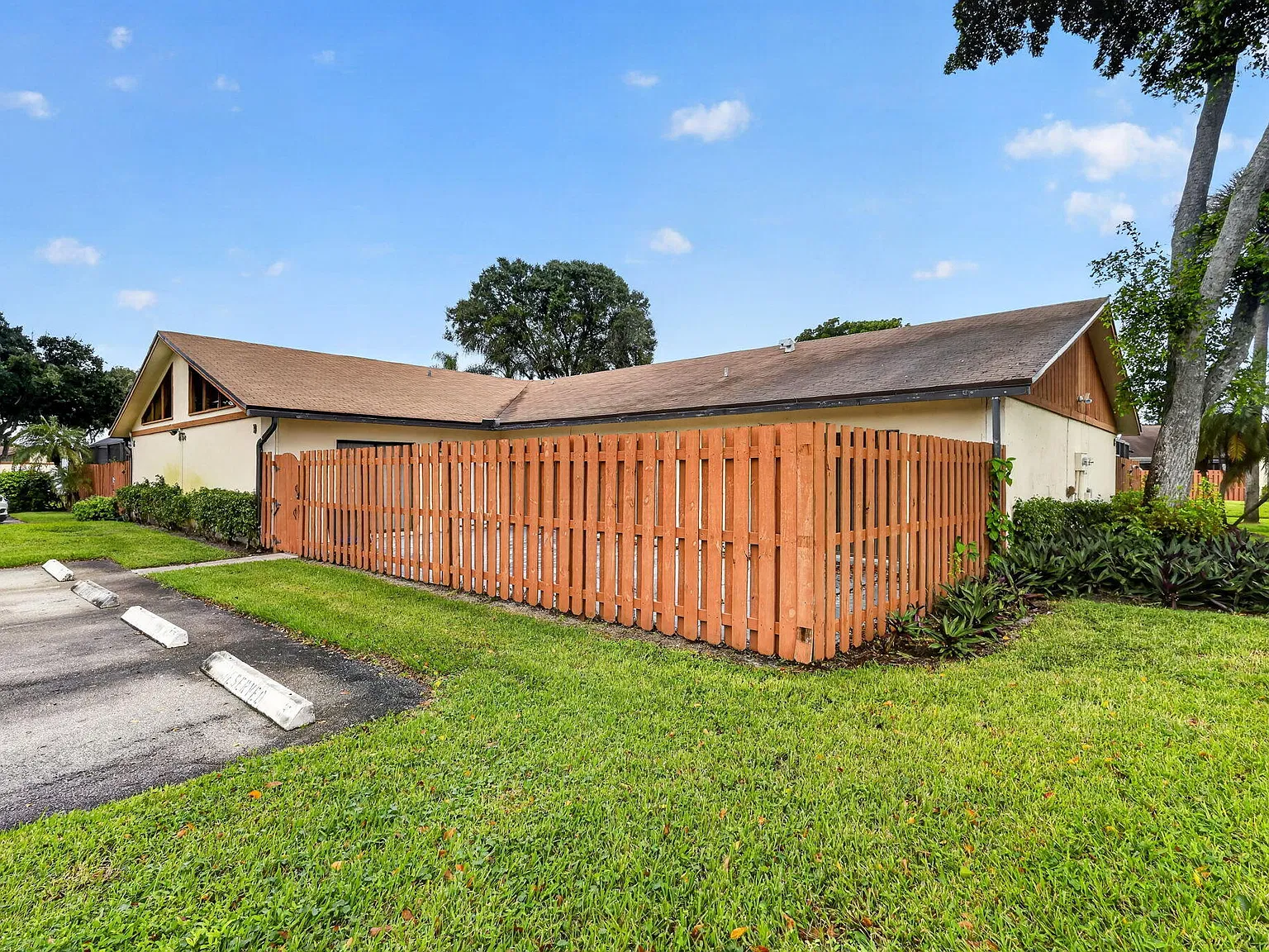 3 bed, 2.0 bath, 1332 sqft, $2,700 — Photo 2
