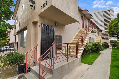 1219 Barry Ave Photo 1