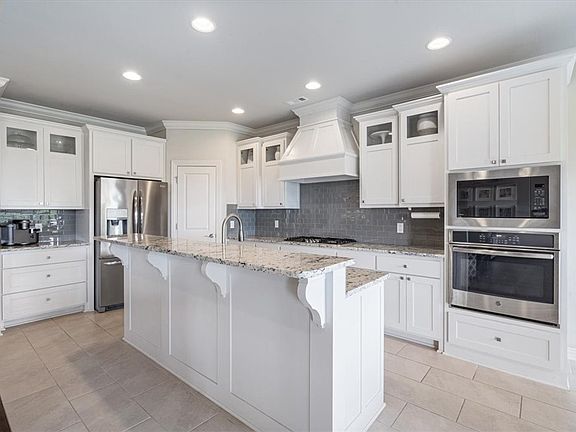 5th image of 18556 Astor Dr