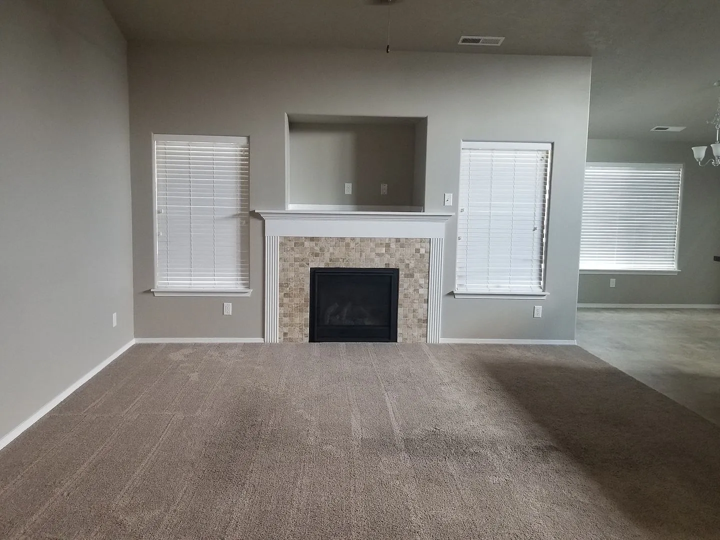 Great single level floor plan in nice neighborhood. Gorgeous yard, fully fenced. — Photo 1