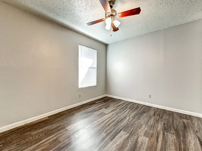 Chimney Park Apartments — Photo 10
