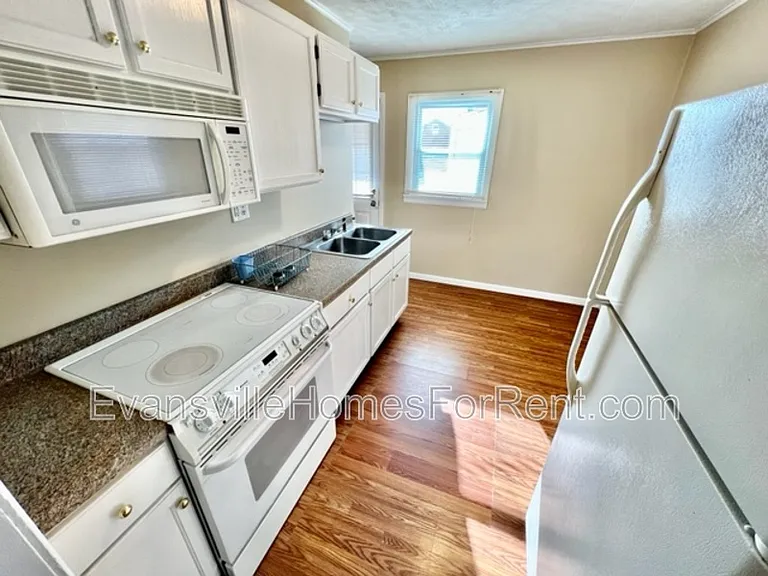 1525 Waggoner Ave — Photo 4