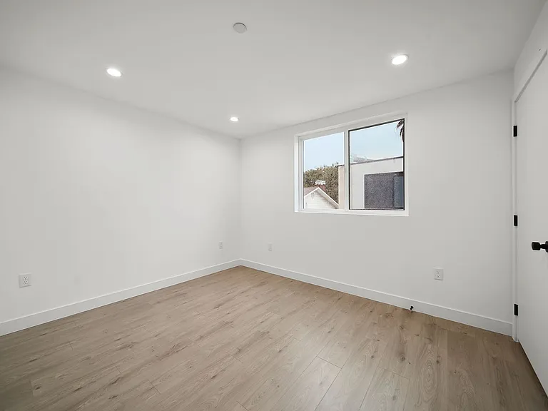 171 S Hoover St — Photo 38