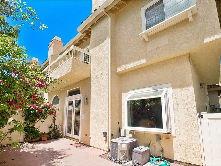 3055 E Hillcrest Dr — Photo 25