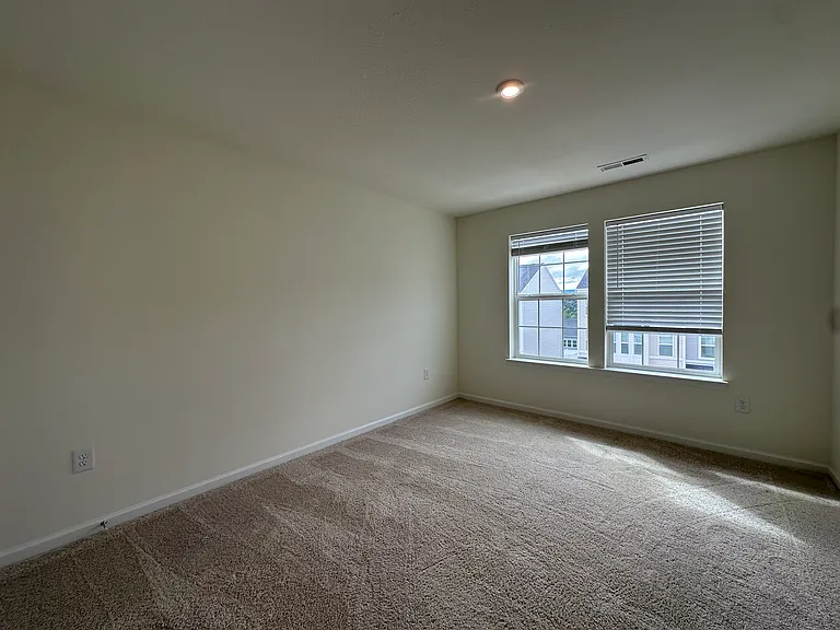 317 Bay St — Photo 15