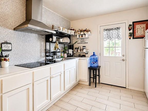 5th image of 2076 Woodstone Dr