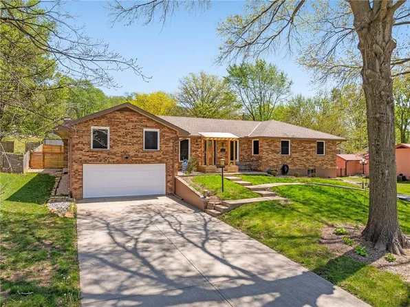 2127 S 15th St, Leavenworth, KS 66048
