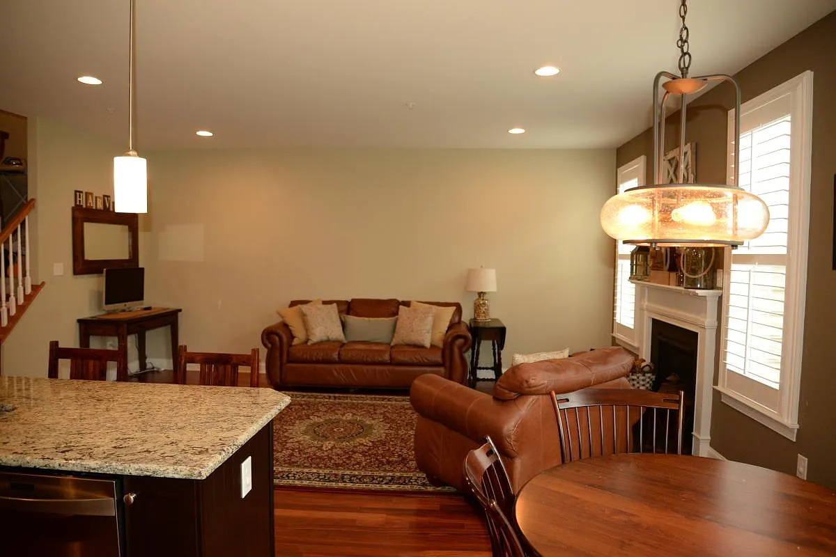 3 bed, 2.5 bath, 2700 sqft, $3,375 — Photo 4