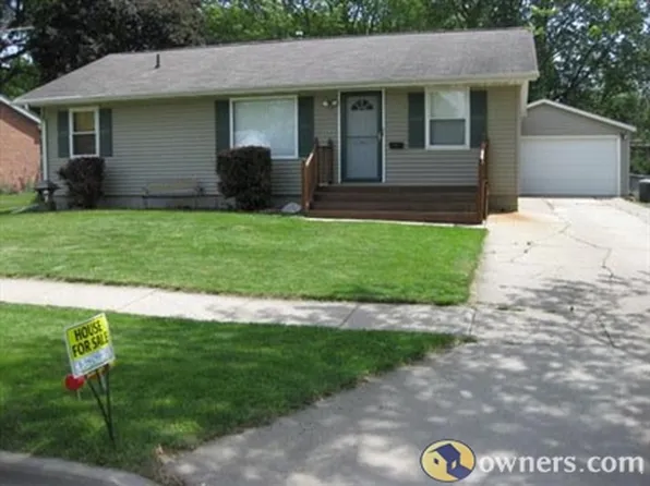 232 3rd Ave, De Witt, IA 52742