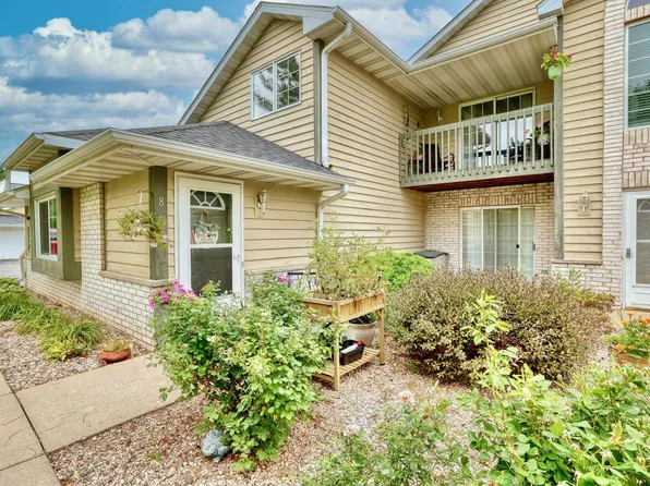 W240N2500 East Parkway Meadow CIRCLE #8, Pewaukee, WI 53072