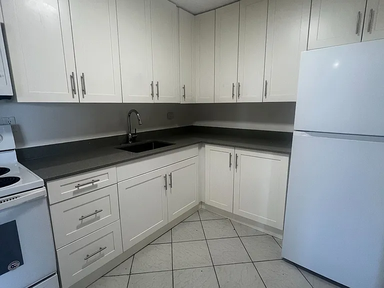 123 Bloor St W #307 — Photo 4