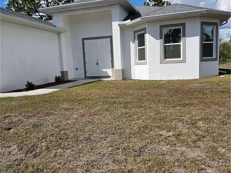 1147 Antonio St E — Photo 2